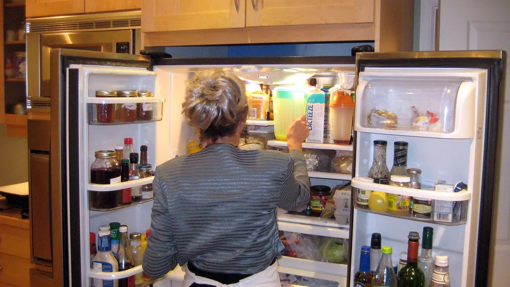 Відкритий холодильник з продуктами