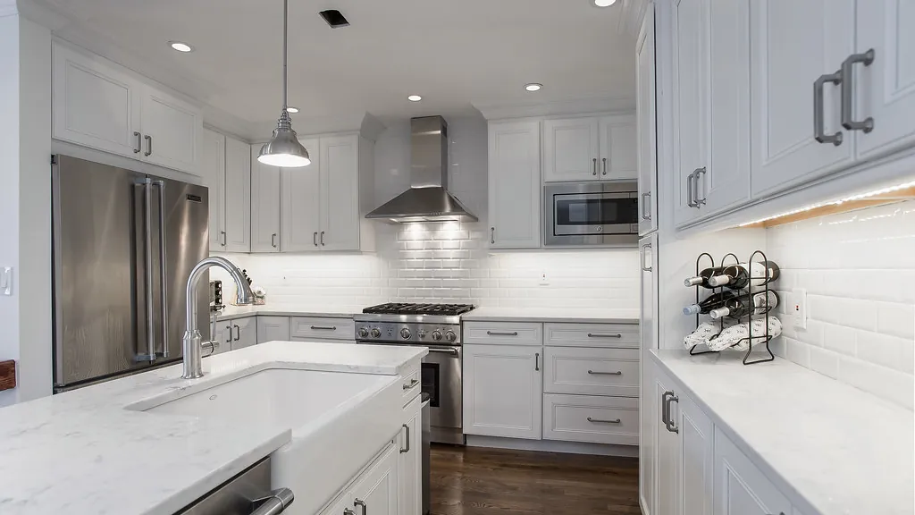 Сучасна кухня з фартухом і вбудованою технікою